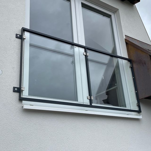 Absturzsicherung mit Glasfüllung vor einem bodentiefen Fenster