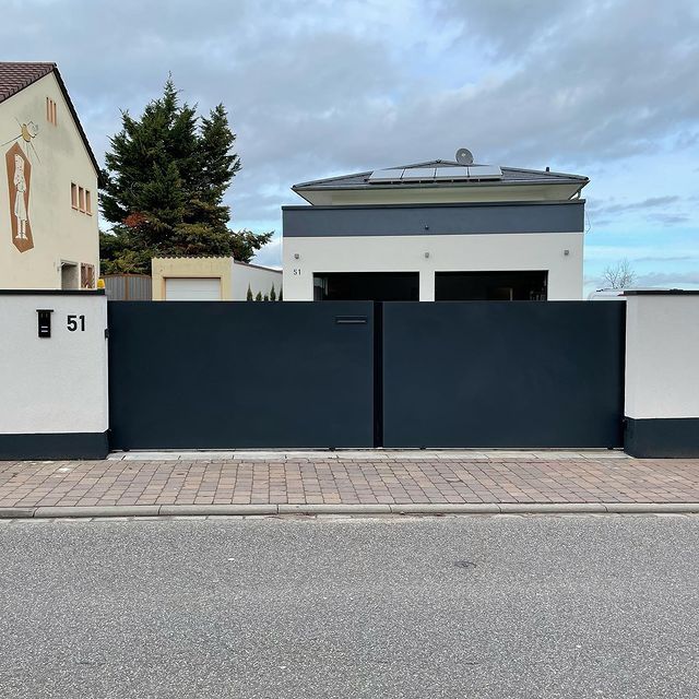 Flächenbündiges anthrazitfarbenes Doppeltor mit integriertem Briefkasten