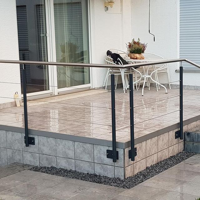 Terrassengeländer mit Glasfüllung, Edelstahl-Handlauf und Eckpfosten
