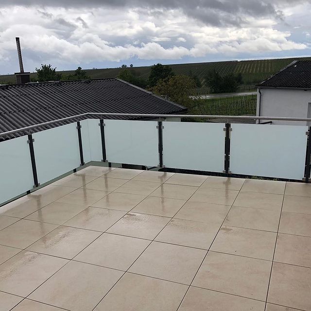 Dachterrassengeländer mit Glasfüllung und Blick über die Weinberge