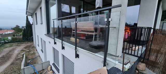 Dachterrasse mit Milchglasgeländer und Edelstahl-Handlauf