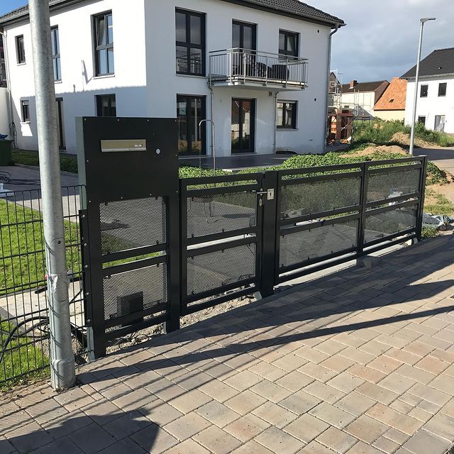 Schiebetor aus Lochblech mit Briefkastensäule