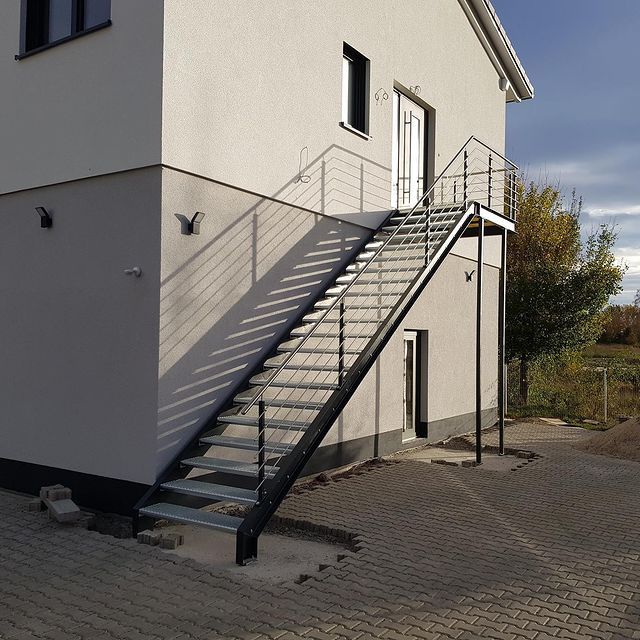 Außentreppe aus Stahl mit Gitterroststufen an Neubau