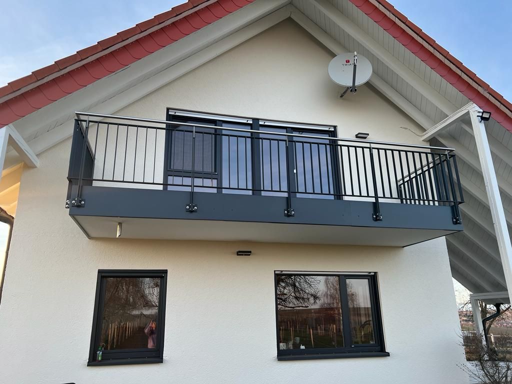 Anbaubalkon mit anthrazitfarbenem Stabgeländer