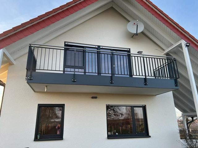 Anbaubalkon mit anthrazitfarbenem Stabgeländer