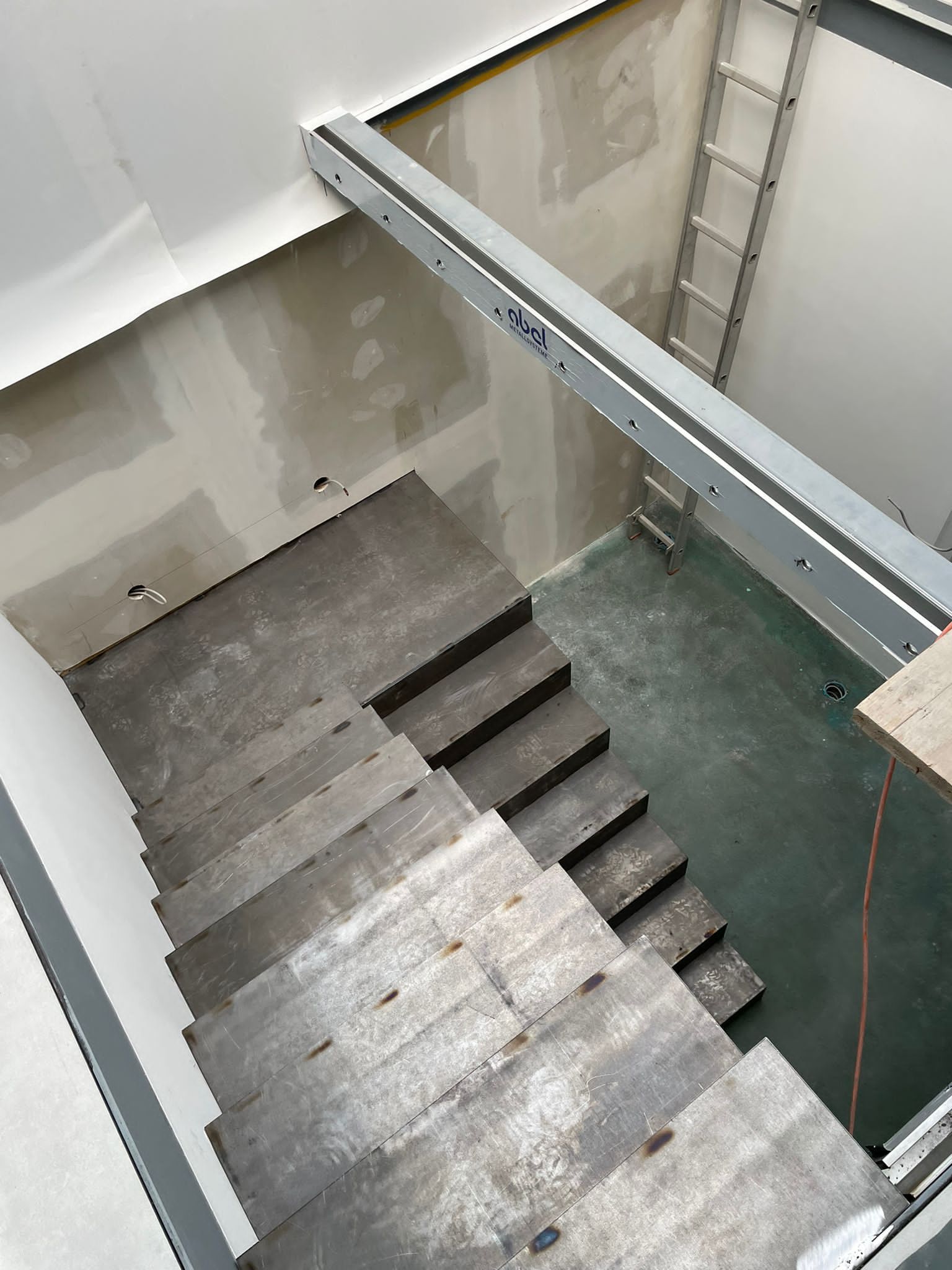 Stahltreppe aus Rohstahl im Rohbau