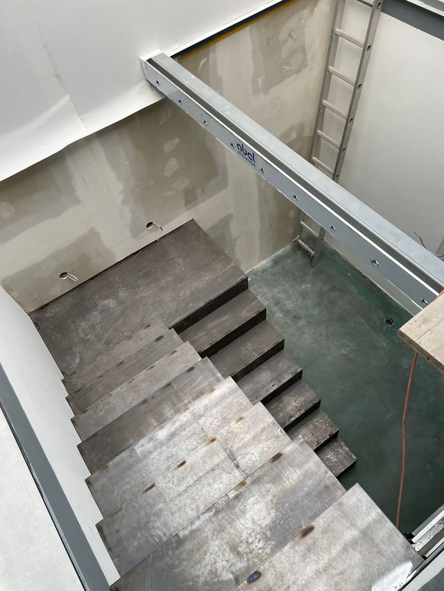 Stahltreppe aus Rohstahl im Rohbau