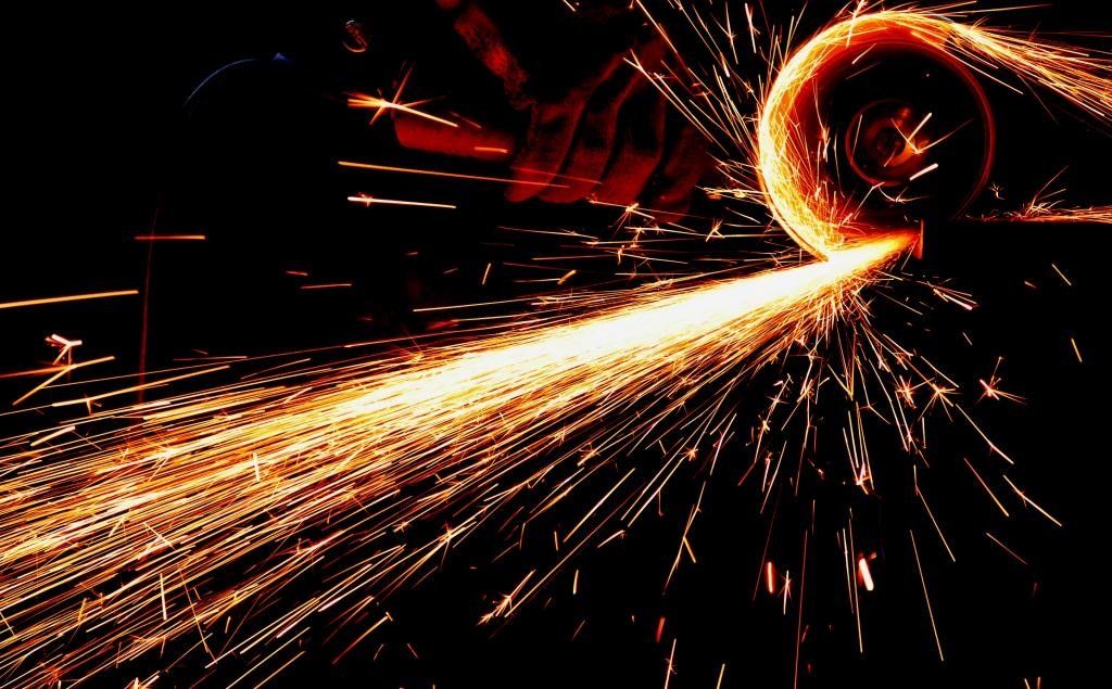 Funkenflug beim Trennschleifen in der Werkstatt von PW Metallbau